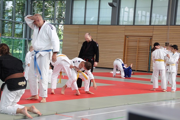 Schweißtreibend und Intensiv war das Training mit Christian Müller, Mitte mit schwarzem Gi