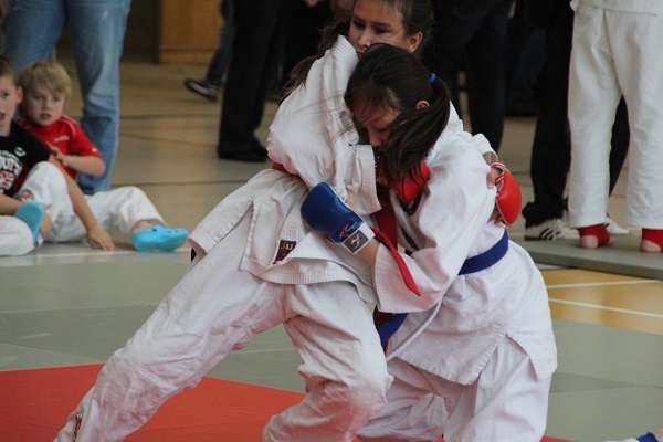 Shabnam (l.,rot) und Zahra (r.,blau) schenkten sich nichts