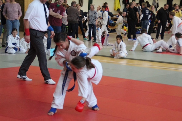 Shabnam (l,blau) wirft ihre Gegnerin