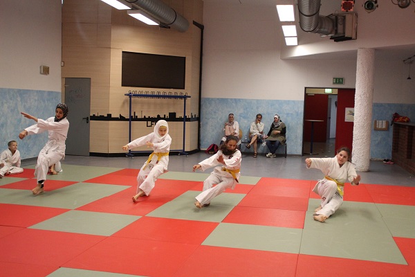 v.l.n.r. Raneen Alali, Zahra Raihani, Shabnam Ataii und Lucil Alicia Eckardt bei der Fallschule