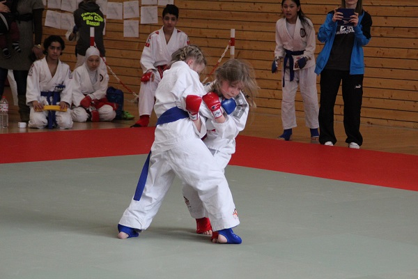 Lilly Schönbach (links) und Maya Appelt schnkten sich im Kampf um Gold und Silber nichts