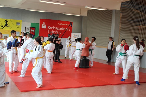 Gruppe beim Pratzentraining