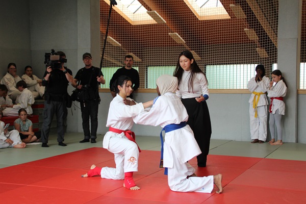 Bundeskaderathletin Shabnam Ataii gegen Deka Hamud im Bodenrandori begleitet vom MDR und Zahra Raihani als Kampfrichterin